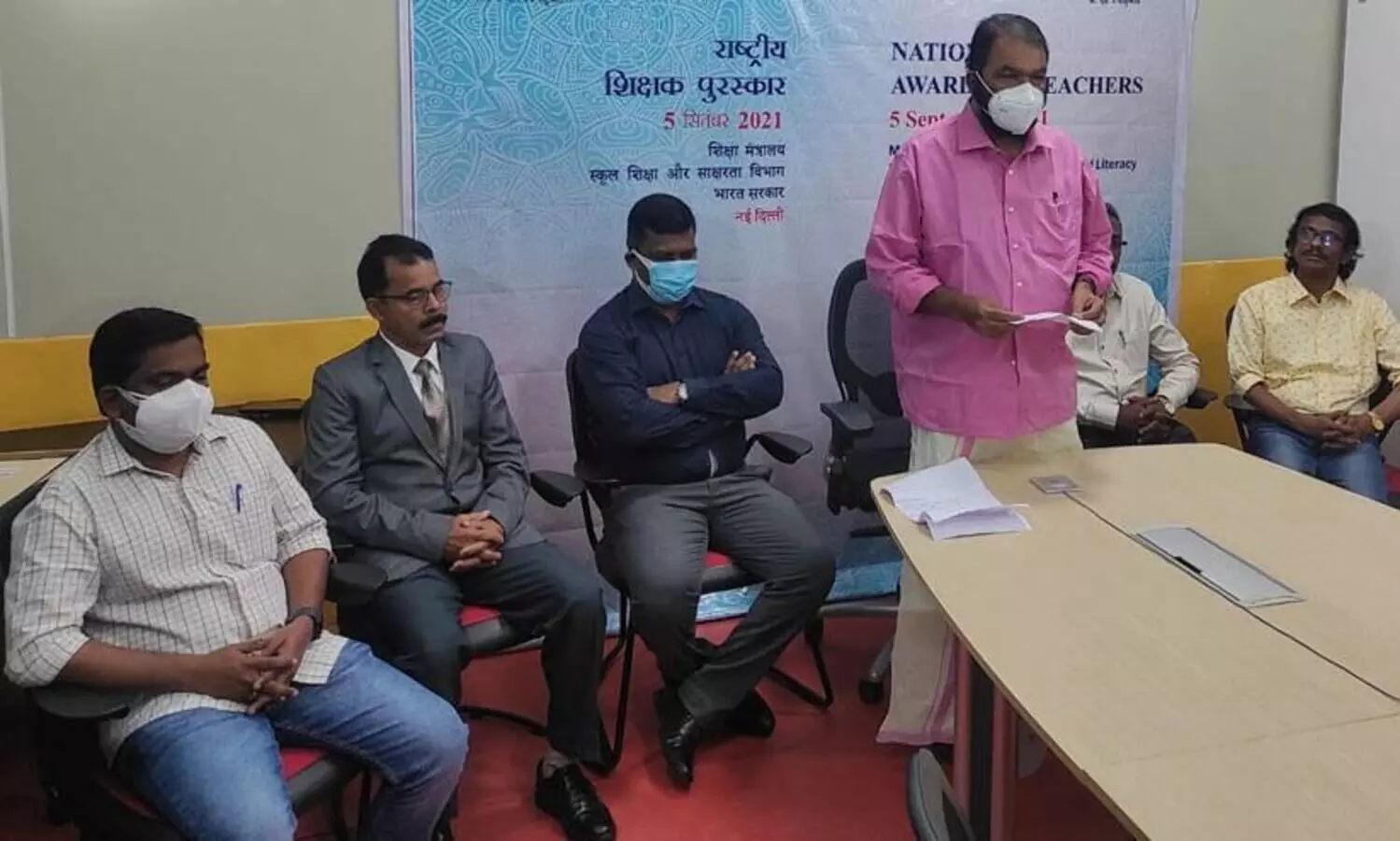 മലയാളി അധ്യാപകർക്ക് രാഷ്​ട്രപതിയുടെ പുരസ്കാരം മന്ത്രി വി. ശിവൻകുട്ടി വിതരണം ചെയ്തു