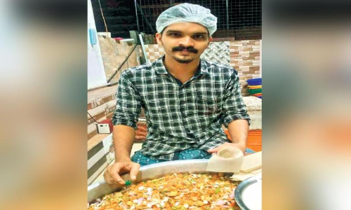 ഷ​ഫീ​ഖ് മാ​ഷ് സ​മൂ​സ നി​ർ​മാ​ണ​ത്തി​ലാ​ണ്, വി​ദ്യാ​ർ​ഥി​ക​ൾ​ക്ക് ഫോ​ൺ വാ​ങ്ങാ​ൻ