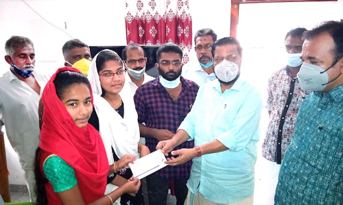 ന​വോ​ദ​യ കു​ടും​ബ സ​ഹാ​യ​ഫ​ണ്ട്‌ കൈ​മാ​റി