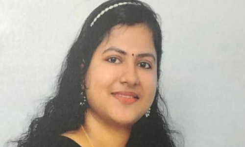 ഭർത്താവിനൊപ്പം ബൈക്കിൽ പോകവേ കാറിടിച്ച്​ യുവതി മരിച്ചു