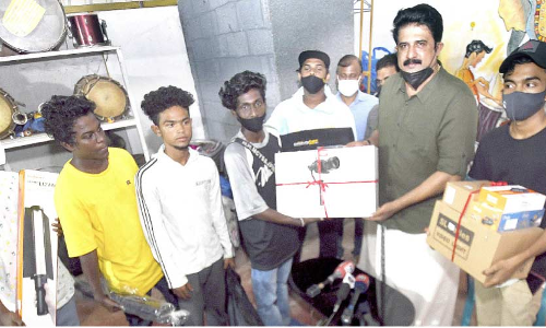 ചെ​ങ്ക​ൽ​ചൂ​ള​യി​ലെ വൈ​റ​ൽ  പാ​ട്ടു​ക്കൂ​ട്ട​ത്തി​ന്  പ്രൊ​ഡ​ക്​​ഷ​ൻ യൂ​നി​റ്റ് സ​മ്മാ​നി​ച്ച് ന​ട​ൻ ജ​യ​കൃ​ഷ്ണ​ൻ