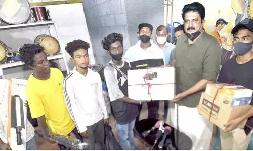 ചെ​ങ്ക​ൽ​ചൂ​ള​യി​ലെ വൈ​റ​ൽ  പാ​ട്ടു​ക്കൂ​ട്ട​ത്തി​ന്  പ്രൊ​ഡ​ക്​​ഷ​ൻ യൂ​നി​റ്റ് സ​മ്മാ​നി​ച്ച് ന​ട​ൻ ജ​യ​കൃ​ഷ്ണ​ൻ