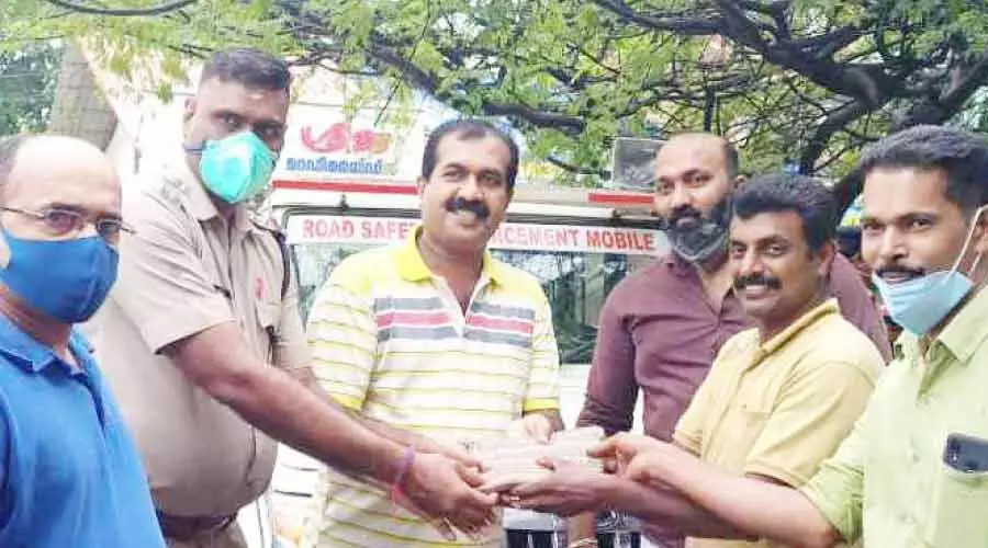 യാത്രക്കിടെ മറന്നുവെച്ച ആറരപ്പവൻ സ്വർണം ഉടമക്ക് തിരിച്ചുനൽകി ഓട്ടോഡ്രൈവർ യാത്രക്കിടെ മറന്നുവെച്ച ആറരപ്പവൻ സ്വർണം ഉടമക്ക് തിരിച്ചുനൽകി ഓട്ടോഡ്രൈവർ