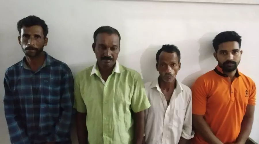 യന്ത്രഭാഗങ്ങൾ കവർച്ച ചെയ്ത് ആക്രിക്കടയിൽ വിറ്റു: നാലംഗ സംഘം അറസ്റ്റിൽ യന്ത്രഭാഗങ്ങൾ കവർച്ച ചെയ്ത് ആക്രിക്കടയിൽ വിറ്റു: നാലംഗ സംഘം അറസ്റ്റിൽ