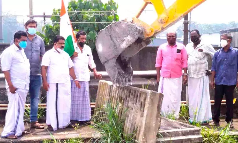 പാലത്തിലെ അപകടകരമായ സ്ലാബ് കോൺഗ്രസ് പ്രവർത്തകർ നീക്കി പാലത്തിലെ അപകടകരമായ സ്ലാബ് കോൺഗ്രസ് പ്രവർത്തകർ നീക്കി