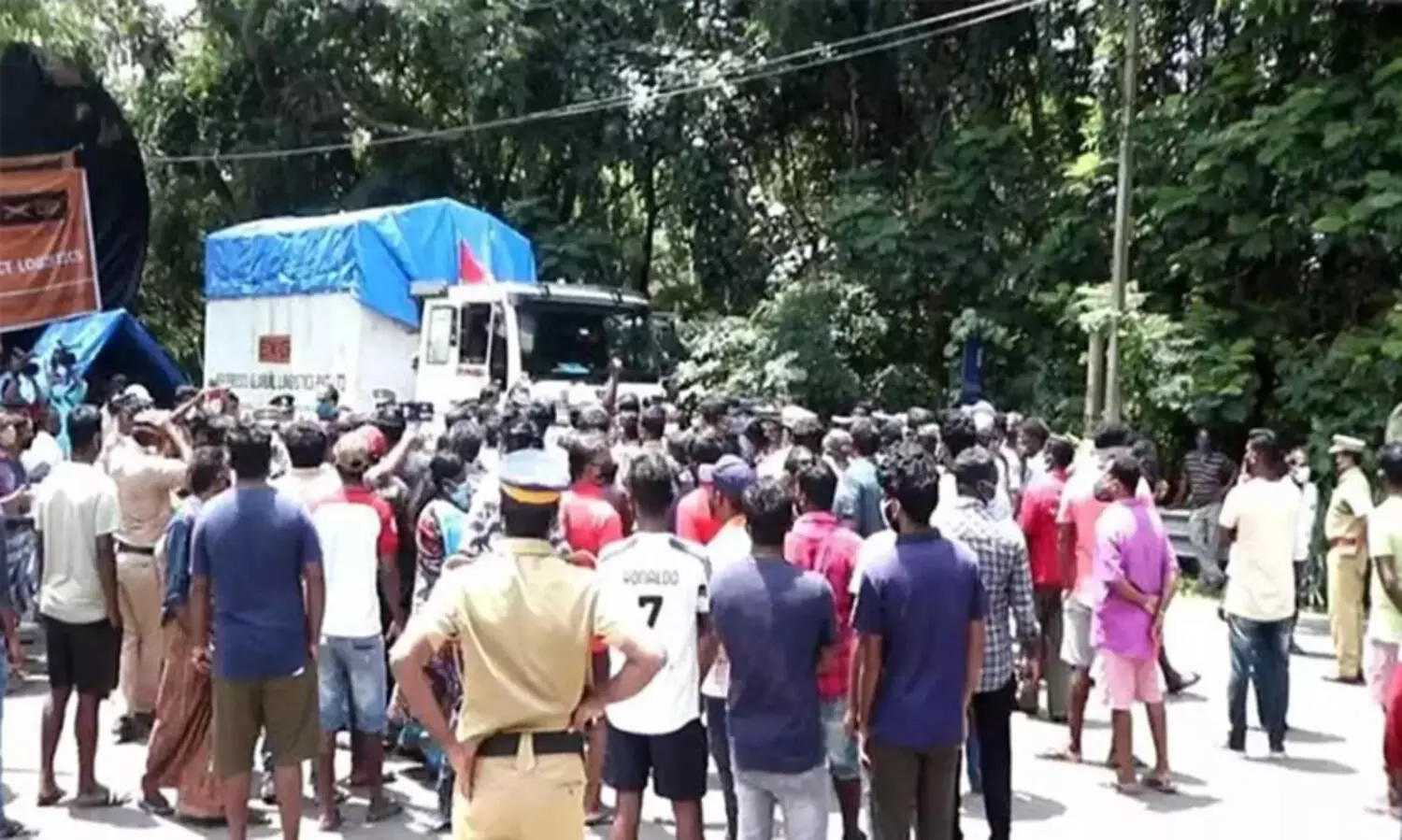 നോക്കുകൂലി ചോദിച്ച് ഐ.എസ്.ആർ.ഒ വാഹനം തടഞ്ഞ 50 പേർക്കെതിരെ കേസ്