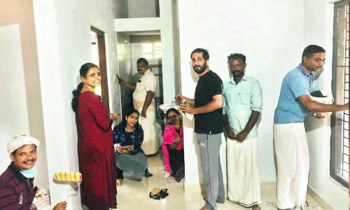 അ​ധ്യാ​പ​ക ദി​ന​ത്തി​ൽ വി​ദ്യാ​ർ​ഥി​ക്കു​ള്ള വീ​ട് നി​ർ​മാ​ണ​ത്തി​നി​റ​ങ്ങി അ​ധ്യാ​പ​ക​ർ