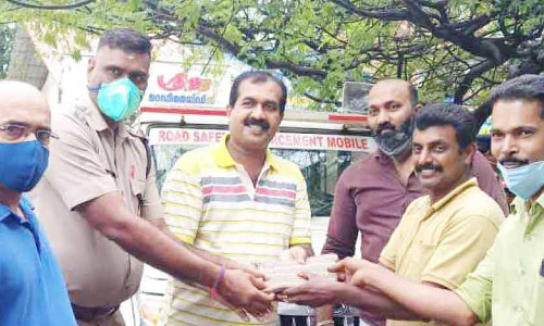 യാ​ത്ര​ക്കി​ടെ മ​റ​ന്നു​വെ​ച്ച ആ​റ​ര​പ്പ​വ​ൻ സ്വ​ർ​ണം ഉ​ട​മ​ക്ക് തി​രി​ച്ചു​ന​ൽ​കി ഓ​ട്ടോ​ഡ്രൈ​വ​ർ