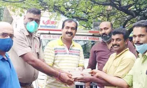 യാ​ത്ര​ക്കി​ടെ മ​റ​ന്നു​വെ​ച്ച ആ​റ​ര​പ്പ​വ​ൻ സ്വ​ർ​ണം ഉ​ട​മ​ക്ക് തി​രി​ച്ചു​ന​ൽ​കി ഓ​ട്ടോ​ഡ്രൈ​വ​ർ