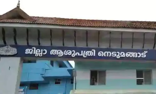 ജില്ല ആശുപത്രിയില്‍ ജീവനക്കാരികള്‍ ഏറ്റുമുട്ടി; ഒ​​രാ​​ള്‍ക്ക് പ​​രി​​ക്ക്