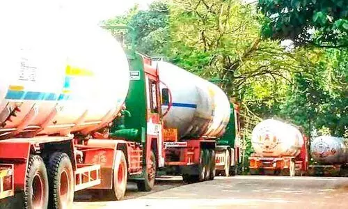 ടാങ്കർ ലോറികളുടെ പാർക്കിങ്​ ഗ്രൗണ്ടായി മെഡിക്കൽ കോളജ് റോഡ്​