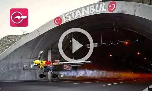 തുരങ്കങ്ങൾക്കുള്ളിലൂടെ വിമാനം പറത്തി റെക്കോഡിട്ട്​ സ്റ്റണ്ട് ​പൈലറ്റ്