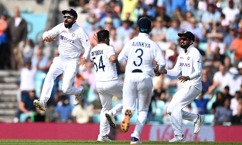 ഈ ടീം വേറെ ലെവൽ; ഇംഗ്ലണ്ടിനെ എറിഞ്ഞോടിച്ച്​ ഇന്ത്യ