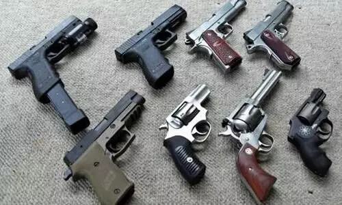 സ്വകാര്യ സുരക്ഷാ ജീവനക്കാരിൽനിന്ന് 18 തോക്ക് പിടിച്ചെടുത്തു