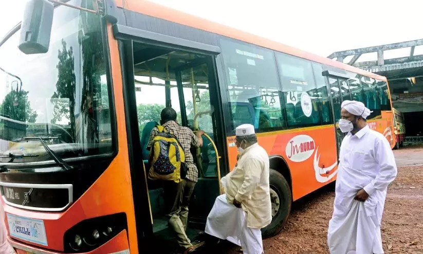 മലപ്പുറം-നെടുമ്പാശ്ശേരി ലോ ഫ്ലോർ ബസ് ട്രാക്കിൽ മലപ്പുറം-നെടുമ്പാശ്ശേരി ലോ ഫ്ലോർ ബസ് ട്രാക്കിൽ