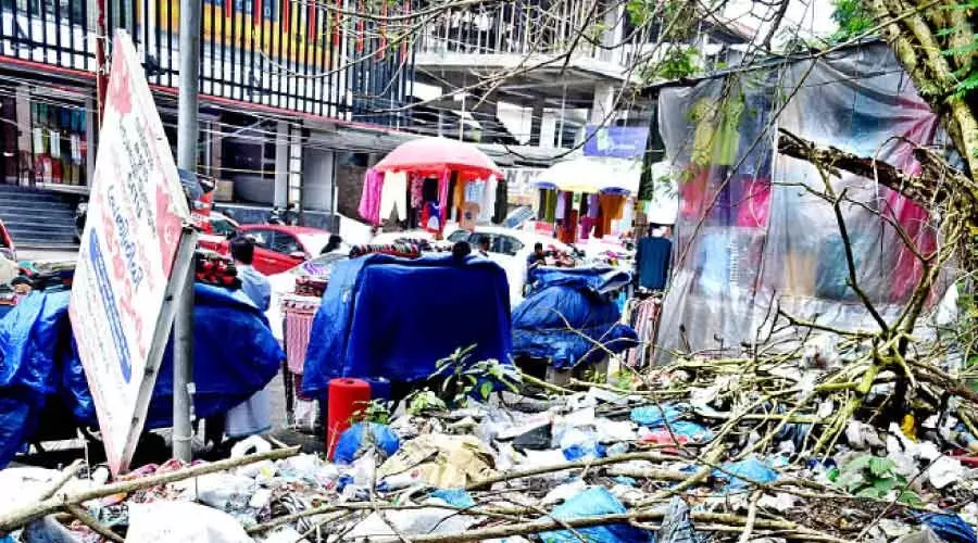 ഇത് മിഠായിതെരുവോ മാലിന്യത്തെരുവോ? ഇത് മിഠായിതെരുവോ മാലിന്യത്തെരുവോ?