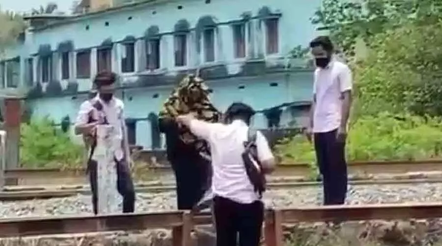 കുഞ്ഞാമിന അന്ന് ആംഗ്യഭാഷയിൽ പറഞ്ഞു; കാഴ്ച കുറവാണ്​..കൈപിടിച്ച് പാളം കടത്തുമോ?