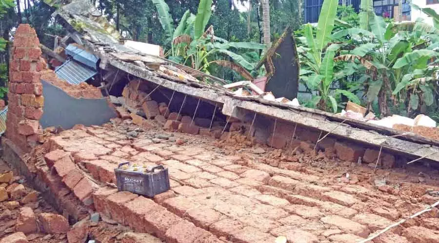 പോ​സ്​​റ്റ്​ ഓ​ഫി​സ് കെ​ട്ടി​ടം നി​ലം​പൊ​ത്തി: ഒ​ഴി​വാ​യ​ത് വ​ൻ ദു​ര​ന്തം