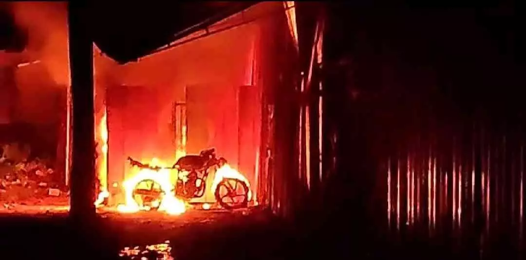 നെട്ടൂരില് ഗോഡൗണിനു തീപിടിച്ച് വന് നാശ നഷ്ടം നെട്ടൂരില് ഗോഡൗണിനു തീപിടിച്ച് വന് നാശ നഷ്ടം