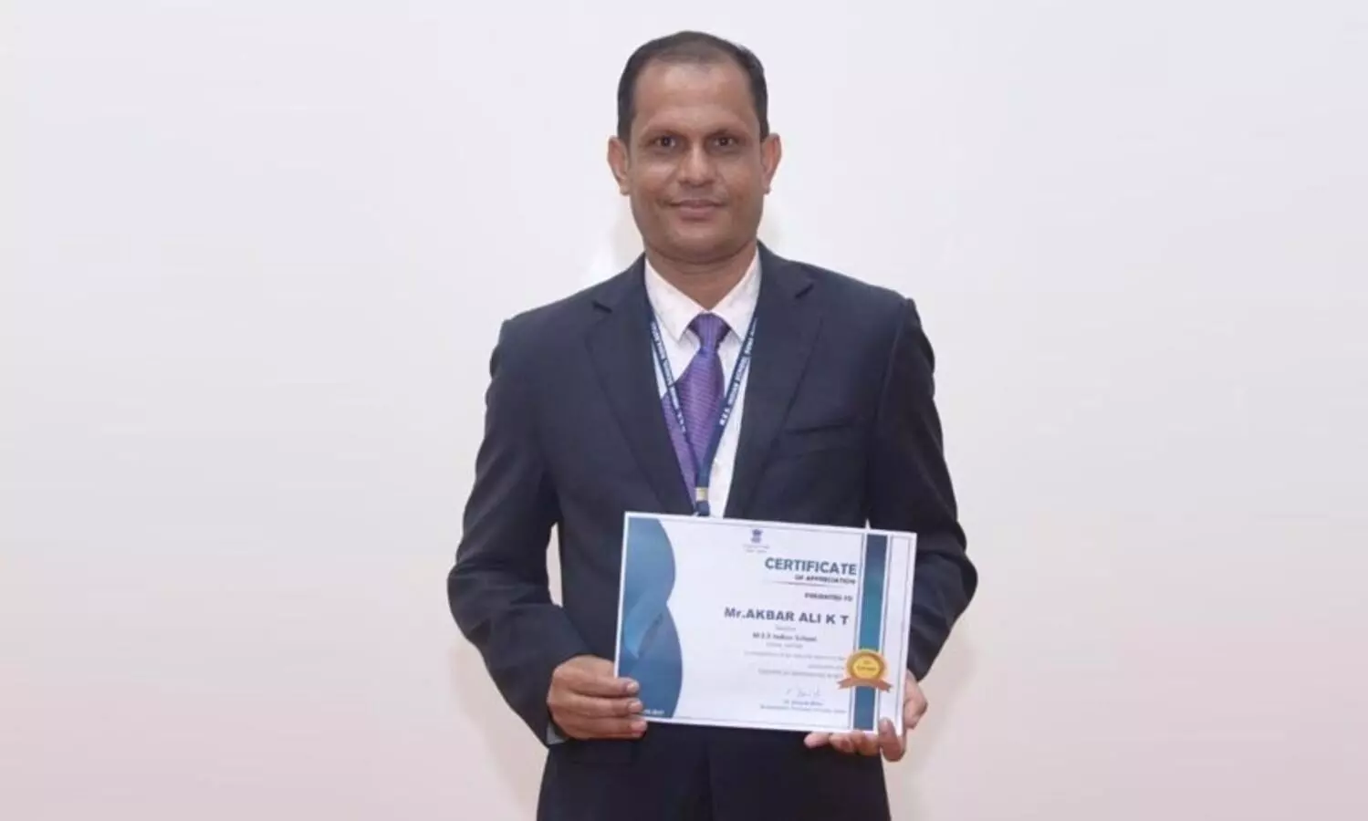 എം​ബ​സി അ​ധ്യാ​പ​ക പു​ര​സ്​​കാ​രം അ​ക്​​ബ​ർ മാ​സ്​​റ്റ​ർ​ക്ക്​