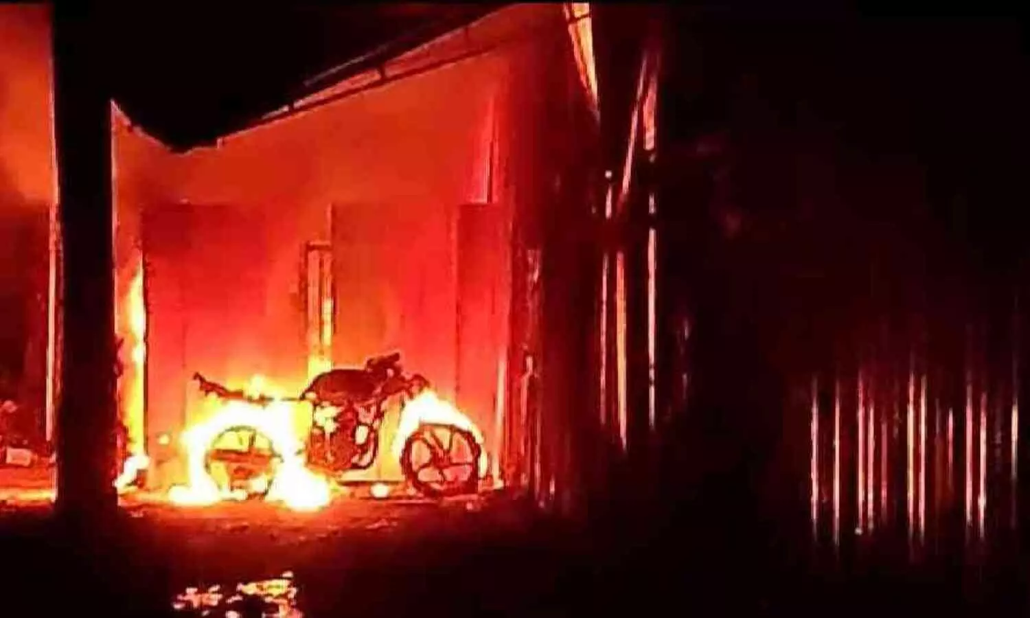 നെട്ടൂരില്‍ ഗോഡൗണിനു തീപിടിച്ച് വന്‍ നാശ നഷ്ടം