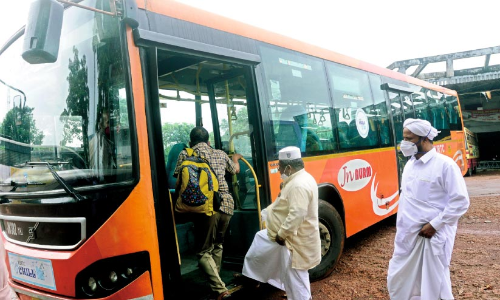 മ​ല​പ്പു​റം-​നെ​ടു​മ്പാ​ശ്ശേ​രി ലോ ​ഫ്ലോ​ർ ബ​സ്​ ട്രാക്കിൽ