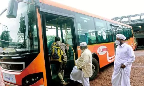 മ​ല​പ്പു​റം-​നെ​ടു​മ്പാ​ശ്ശേ​രി ലോ ​ഫ്ലോ​ർ ബ​സ്​ ട്രാക്കിൽ