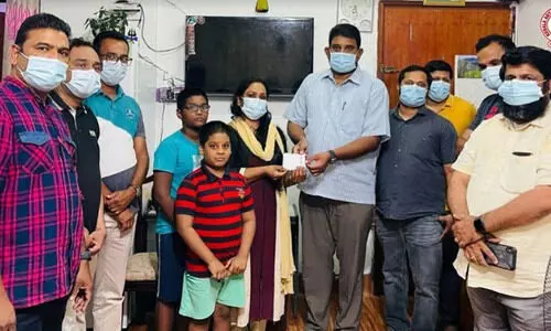 രാ​ജേ​ഷി​െൻറ കു​ടും​ബ​ത്തി​ന് ക്ഷേ​മ​നി​ധി തു​ക കൈ​മാ​റി