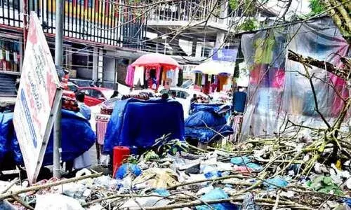 ഇത് മിഠായിതെരുവോ മാലിന്യത്തെരുവോ? ഇത് മിഠായിതെരുവോ മാലിന്യത്തെരുവോ?