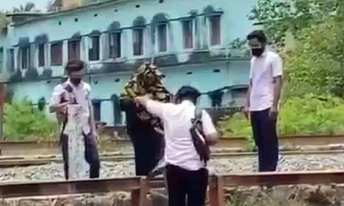 കുഞ്ഞാമിന അന്ന് ആംഗ്യഭാഷയിൽ പറഞ്ഞു; കാഴ്ച കുറവാണ്​..കൈപിടിച്ച് പാളം കടത്തുമോ?