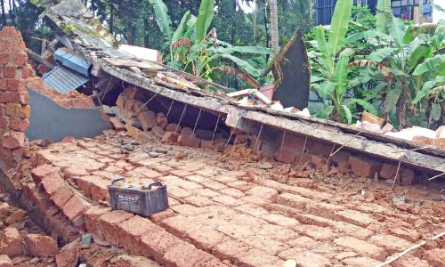 പോ​സ്​​റ്റ്​ ഓ​ഫി​സ് കെ​ട്ടി​ടം നി​ലം​പൊ​ത്തി: ഒ​ഴി​വാ​യ​ത് വ​ൻ ദു​ര​ന്തം