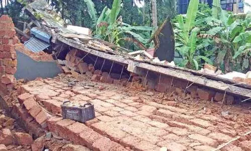 പോ​സ്​​റ്റ്​ ഓ​ഫി​സ് കെ​ട്ടി​ടം നി​ലം​പൊ​ത്തി: ഒ​ഴി​വാ​യ​ത് വ​ൻ ദു​ര​ന്തം