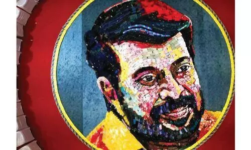 മൊബൈൽ ഫോൺ കൊണ്ട് മമ്മൂട്ടിയുടെ ചിത്രമൊരുക്കി ഡാവിഞ്ചി സുരേഷ്