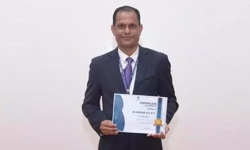 എം​ബ​സി അ​ധ്യാ​പ​ക പു​ര​സ്​​കാ​രം അ​ക്​​ബ​ർ മാ​സ്​​റ്റ​ർ​ക്ക്​