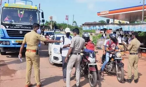 വാരാന്ത്യ കർഫ്യൂ ഒഴിവാക്കിയിട്ടും കർണാടക അതിർത്തിയിൽ നിയന്ത്രണം; ബാ​വ​ലി ചെ​ക്ക്പോ​സ്​​റ്റി​ലൂ​ടെ യാ​ത്ര​ക്കാ​രെ ക​ട​ത്തി​വി​ട്ടി​ല്ല