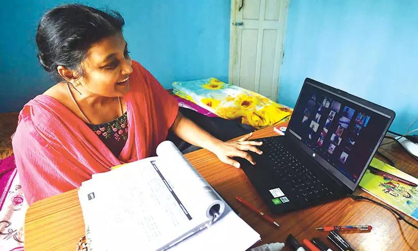 വേദന മറന്നും ക്ലാസ്​ തുടരുന്ന സി​ജി ടീ​ച്ച​ർ​ക്ക് ആ​ശം​സ​യു​മാ​യി രാ​ഹു​ൽ​ഗാ​ന്ധി