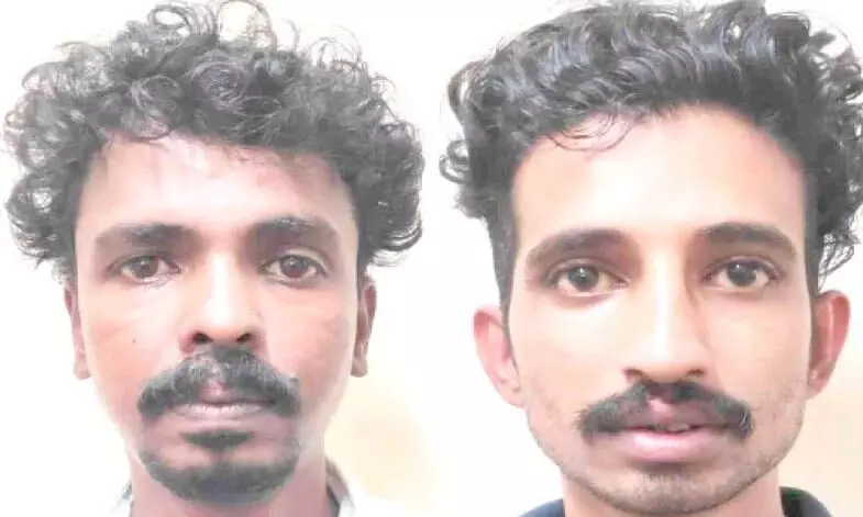 തമിഴ്നാട്ടില്നിന്ന് ബസില് കടത്തിയ 4.2 കിലോ കഞ്ചാവുമായി യുവാക്കള് അറസ്റ്റില് തമിഴ്നാട്ടില്നിന്ന് ബസില് കടത്തിയ 4.2 കിലോ കഞ്ചാവുമായി യുവാക്കള് അറസ്റ്റില്