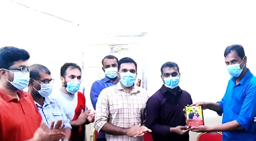 അ​നീ​ഷ് സു​ധാ​ക​ര​ന് ന​വോ​ദ​യ യാം​ബു ഏ​രി​യ ക​മ്മി​റ്റി യാ​ത്ര​യ​യ​പ്പ് ന​ൽ​കി