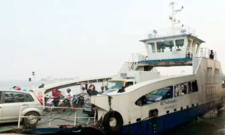 റോ–റോ തകരാറിൽ; യാത്രക്കാർ ദുരിതത്തിൽ