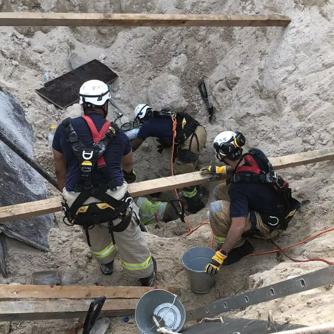 വിമാനത്താവള നവീകരണ സ്ഥലത്ത് മണ്ണിടിച്ചിൽ; മൂന്നുപേരെ കാണാതായി വിമാനത്താവള നവീകരണ സ്ഥലത്ത് മണ്ണിടിച്ചിൽ; മൂന്നുപേരെ കാണാതായി