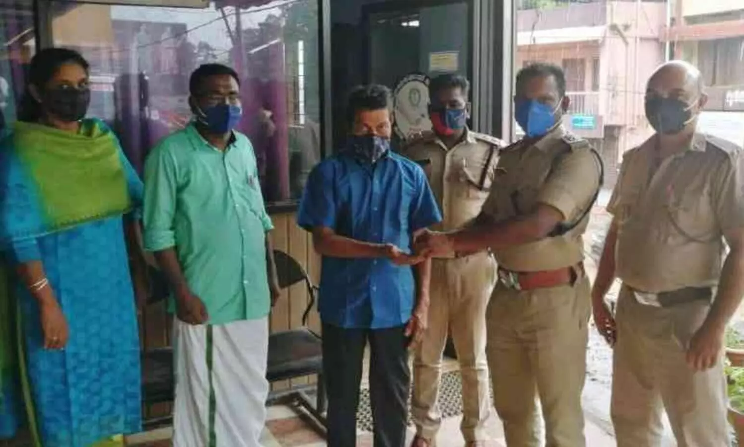 കളഞ്ഞു കിട്ടിയ സ്വർണം തിരിച്ചേൽപിച്ച്​ ഇതരസംസ്​ഥാന തൊഴിലാളി