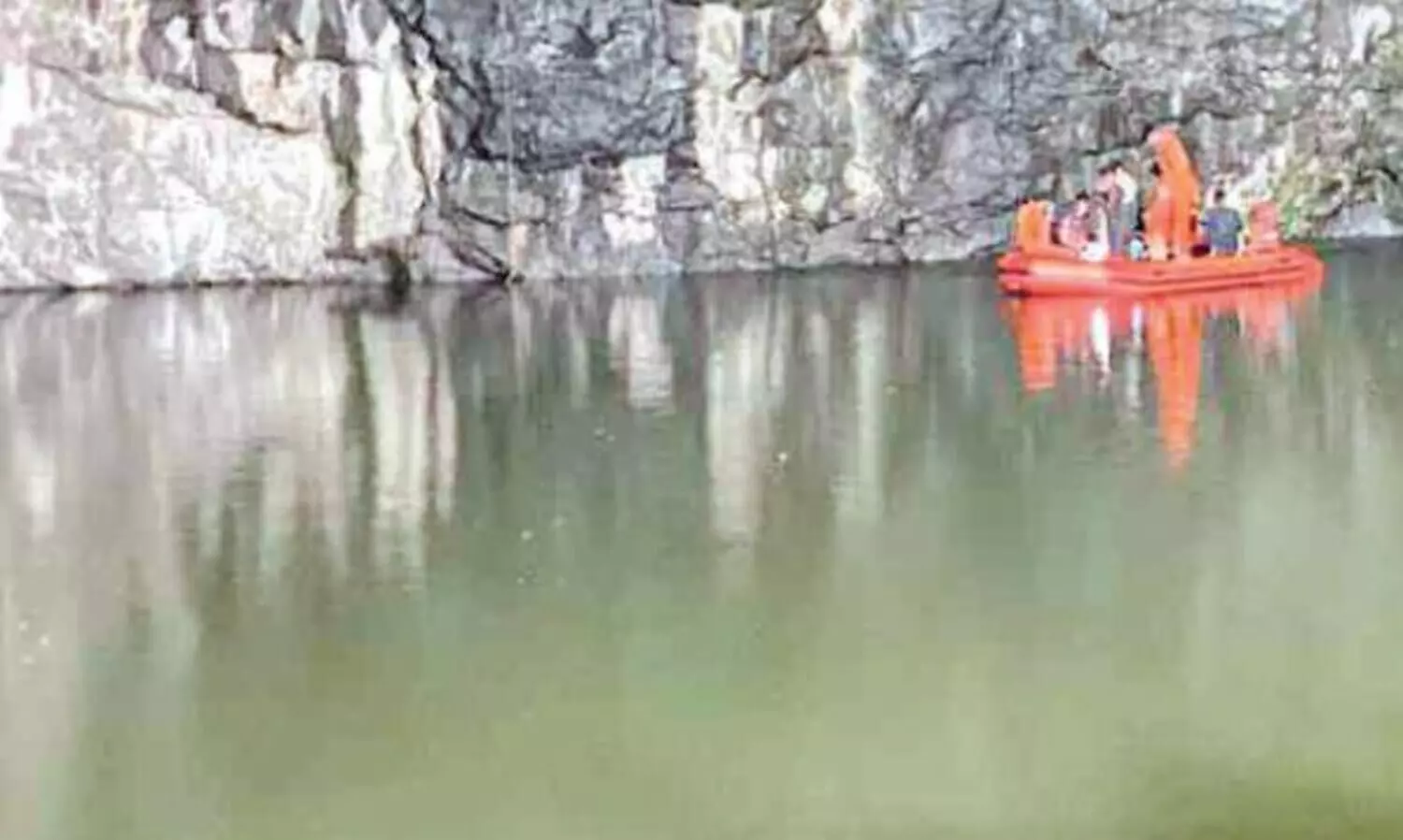 പാറക്വാറിയിലെ വെള്ളക്കെട്ടിൽ കുളിക്കാനിറങ്ങിയ യുവാവിനെ കാണാതായി