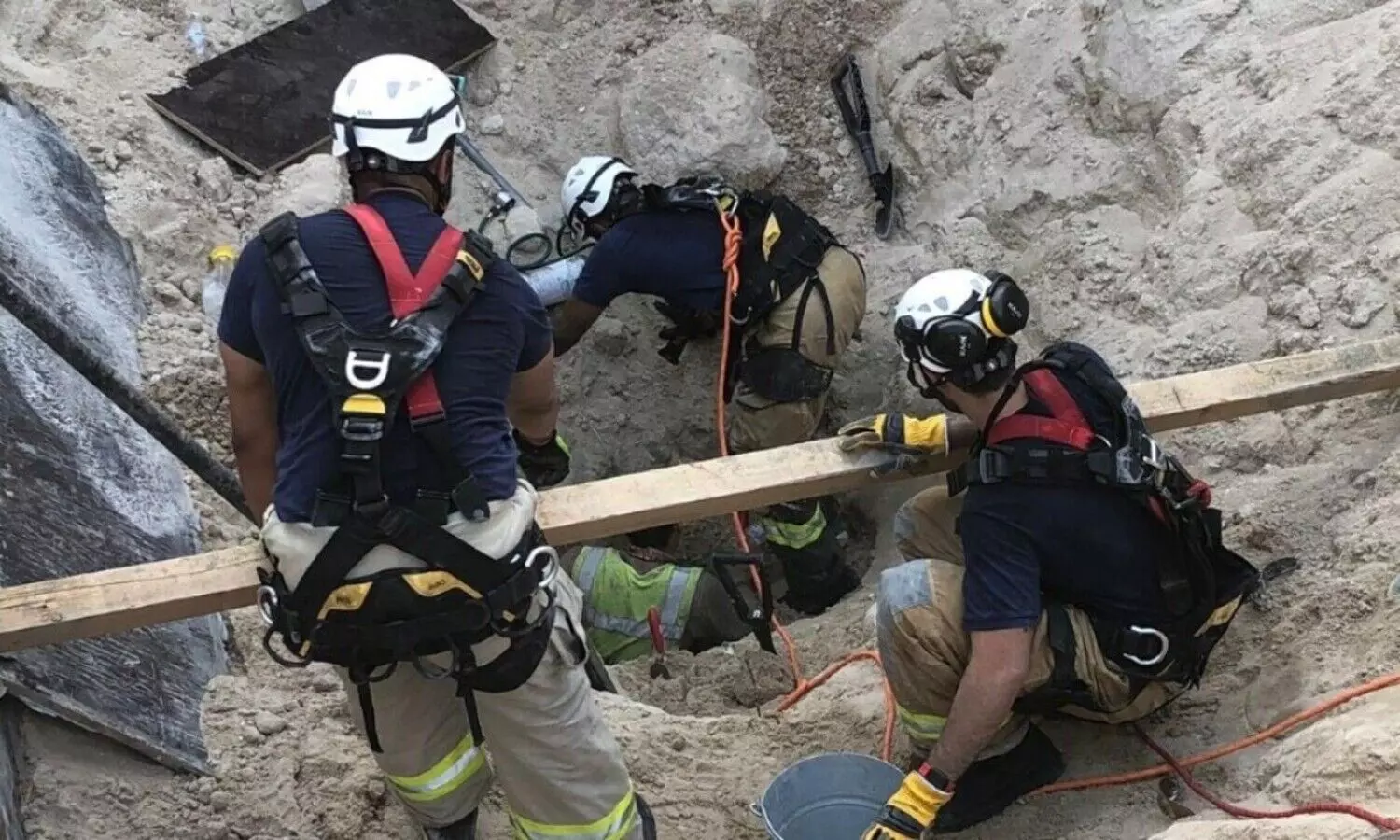 വിമാനത്താവള നവീകരണ സ്ഥലത്ത്​ മണ്ണിടിച്ചിൽ; മൂന്നുപേരെ കാണാതായി