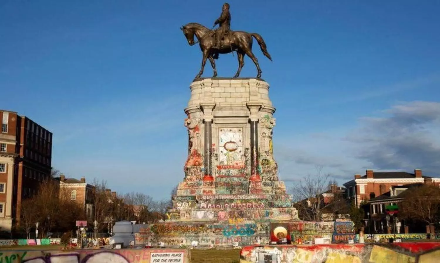 നീ​ണ്ട പ്ര​തി​ഷേ​ധ​ങ്ങ​ൾ​ക്കൊടുവിൽ യു.​എ​സി​ൽ   കോ​ൺ​ഫെ​ഡ​റേ​റ്റ്​ പ്ര​തി​മ നീ​ക്കി