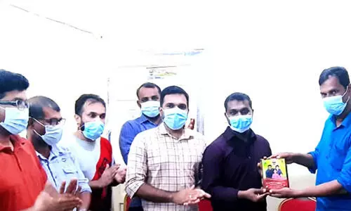 അ​നീ​ഷ് സു​ധാ​ക​ര​ന് ന​വോ​ദ​യ യാം​ബു ഏ​രി​യ ക​മ്മി​റ്റി യാ​ത്ര​യ​യ​പ്പ് ന​ൽ​കി