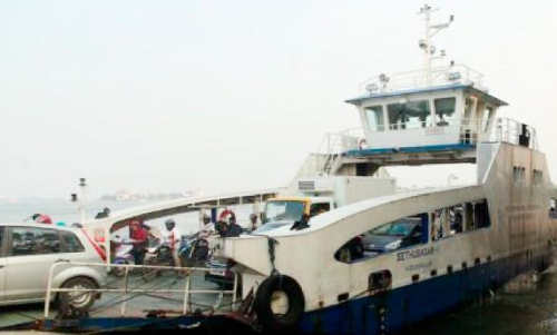 റോ–റോ തകരാറിൽ; യാത്രക്കാർ ദുരിതത്തിൽ