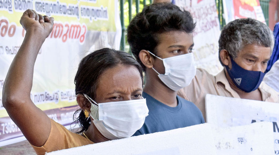 വ്യാജ പീഡന പരാതി; ശ്രീനാഥ​ും കുടുംബവും സെക്രട്ടറിയറ്റിന്​ മുന്നിൽ സമരം നടത്തി