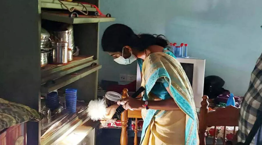 വീട്ടമ്മയെ കെട്ടിയിട്ട് മുഖംമൂടി സംഘം 19 പവനും രണ്ട് ലക്ഷത്തോളം രൂപയും കവർന്നു വീട്ടമ്മയെ കെട്ടിയിട്ട് മുഖംമൂടി സംഘം 19 പവനും രണ്ട് ലക്ഷത്തോളം രൂപയും കവർന്നു