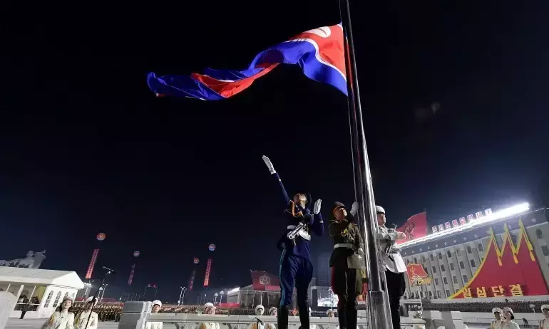 അർധരാത്രി സൈനിക പരേഡുമായി ഉത്തരകൊറിയ; അഭിവാദ്യമർപ്പിച്ച്​ കിം ജോങ്​ ഉൻ