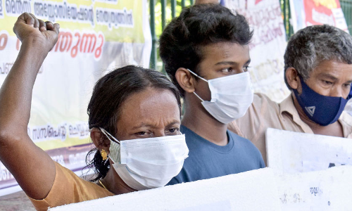 വ്യാജ പീഡന പരാതി; ശ്രീനാഥ​ും കുടുംബവും സെക്രട്ടറിയറ്റിന്​ മുന്നിൽ സമരം നടത്തി